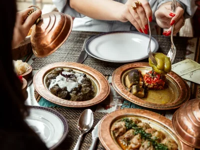 personas sirviéndose la comida en restaurante de granada